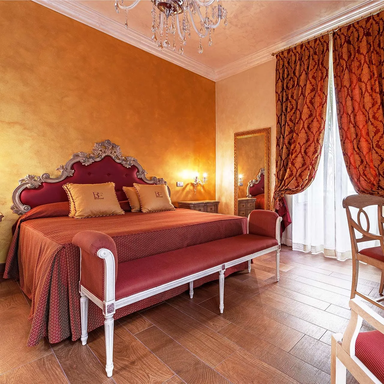 Junior Suite con letto matrimoniale e lampadario